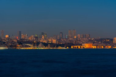 İstanbul Boğazı 'nın gece manzarası ve İstanbul şehri. Peyzaj