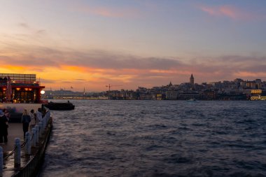 Geceleri Galata Kulesi ve Golden Horn Körfezi. İstanbul, Türkiye. Seyahat
