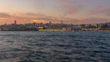 Geceleri Galata Kulesi ve Golden Horn Körfezi. İstanbul, Türkiye. Seyahat