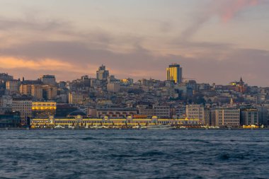 İstanbul Boğazı 'nın gece manzarası ve İstanbul şehri. Peyzaj