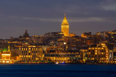 Geceleri Galata Kulesi ve Golden Horn Körfezi. İstanbul, Türkiye. Seyahat