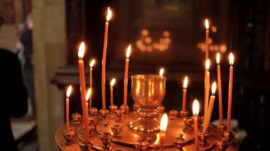 Birçok kişi bir Ortodoks kilisesinde mum yaktı. Din