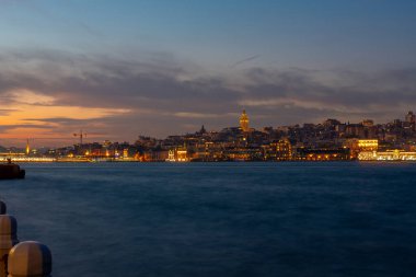 Geceleri Galata Kulesi ve Golden Horn Körfezi. İstanbul, Türkiye. Seyahat