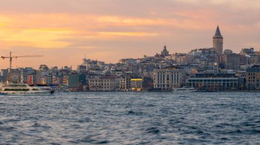 Geceleri Galata Kulesi ve Golden Horn Körfezi. İstanbul, Türkiye. Seyahat