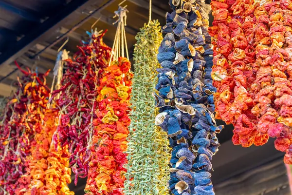 Yerel Baharat Pazarı 'nda kurutulmuş sebze, kırmızı biber ve patlıcan. Sokak pazarı