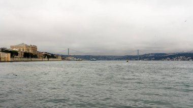 Yağmurlu günlerde Boğaz Köprüsü ve Boğaz 'ın panoramik manzarası. Seyahat