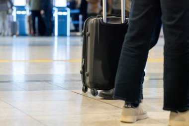 Bavullu yolcular havaalanının bekleme salonunda uçak bekliyor. Bavullu yolcular havaalanının bekleme salonunda uçak bekliyor. Seyahat