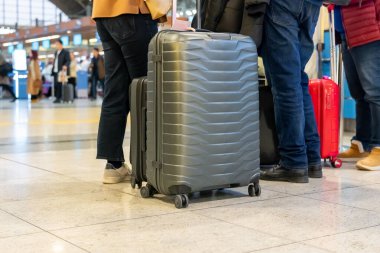 Bavullu yolcular havaalanının bekleme salonunda uçak bekliyor. Bavullu yolcular havaalanının bekleme salonunda uçak bekliyor. Seyahat