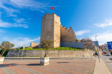 İstanbul 'daki Theodosian Duvarları manzarası. Tarihsel İstanbul Bizans duvarları Edirnekapi kapısı görünümü
