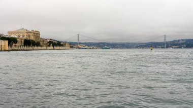 Yağmurlu günlerde Boğaz Köprüsü ve Boğaz 'ın panoramik manzarası. Seyahat