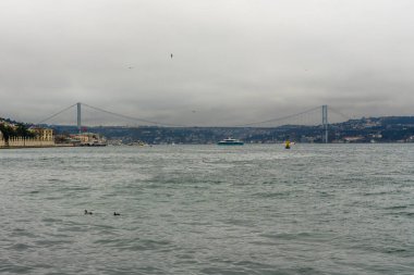 Yağmurlu günlerde Boğaz Köprüsü ve Boğaz 'ın panoramik manzarası. Seyahat