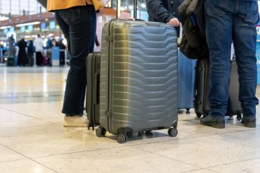 Bavullu yolcular havaalanının bekleme salonunda uçak bekliyor. Bavullu yolcular havaalanının bekleme salonunda uçak bekliyor. Seyahat