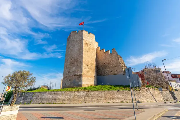 İstanbul 'daki Theodosian Duvarları manzarası. Tarihsel İstanbul Bizans duvarları Edirnekapi kapısı görünümü