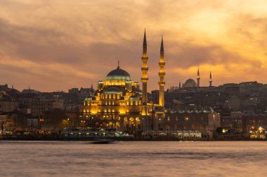 Günbatımında Boğaz 'daki Yeni Cami. İstanbul manzarası çok güzel. Seyahat