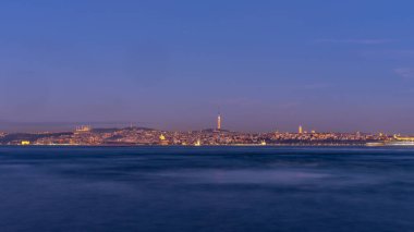 İstanbul 'un İstanbul Boğazı' ndan gece görüşü. Seyahat