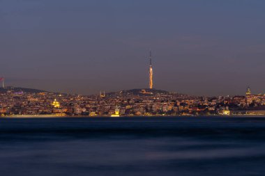 İstanbul 'un İstanbul Boğazı' ndan gece görüşü. Seyahat