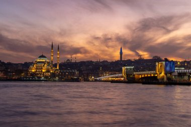 Günbatımında Boğaz 'daki Yeni Cami. İstanbul manzarası çok güzel. Seyahat