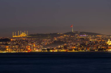 Geceleri Camlica Camii, İstanbul 'un en büyük camii. İstanbul manzarası çok güzel. Türkiye