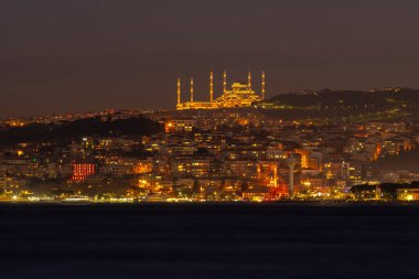 Geceleri Camlica Camii, İstanbul 'un en büyük camii. İstanbul manzarası çok güzel. Türkiye