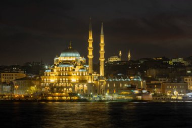 Günbatımında Boğaz 'daki Yeni Cami. İstanbul manzarası çok güzel. Seyahat
