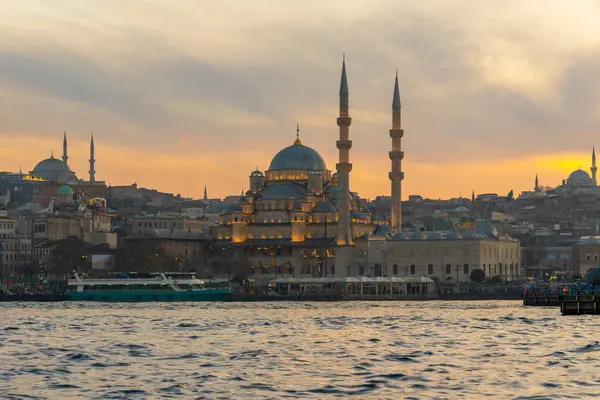 Günbatımında Boğaz 'daki Yeni Cami. İstanbul manzarası çok güzel. Seyahat
