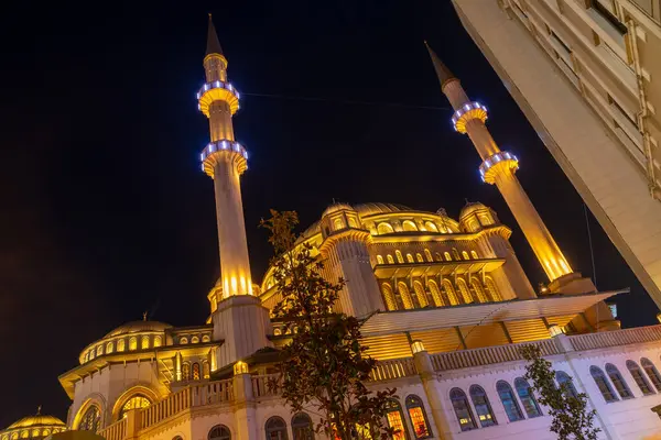 Taksim Camii, Günbatımında Camii, Taksim Meydanı, İstanbul Türkiye. Din