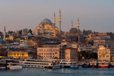 İstanbul 'da gün batımından sonra Sultan Süleyman Camii' nin güzel manzarası. Seyahat