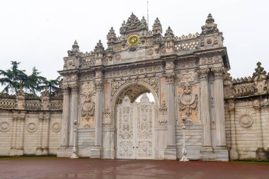 Dolmabahce Sarayı 'nın giriş kapısı. Dolmabahce Türkiye 'nin en büyük sarayıdır. Seyahat
