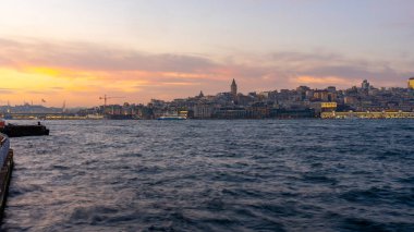 Geceleri Galata Kulesi ve Golden Horn Körfezi. İstanbul, Türkiye. Seyahat