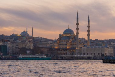 Günbatımında Boğaz 'daki Yeni Cami. İstanbul manzarası çok güzel. Seyahat