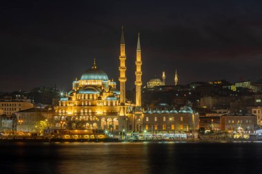 Günbatımında Boğaz 'daki Yeni Cami. İstanbul manzarası çok güzel. Seyahat