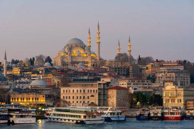 İstanbul 'da gün batımından sonra Sultan Süleyman Camii' nin güzel manzarası. Seyahat