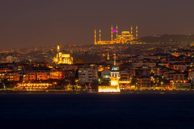 Geceleri Camlica Camii, İstanbul 'un en büyük camii. İstanbul manzarası çok güzel. Türkiye