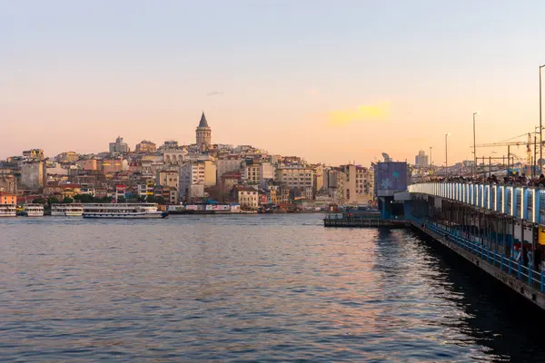 İstanbul ve Galata Kulesi 'nin manzarası. İstanbul popüler bir turizm beldesi. Seyahat