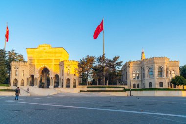 İstanbul Üniversitesi girişi ve eski bir otoman kapısı. Eğitim