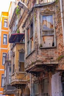 Eski İstanbul 'daki eski harabe tuğla bina. Türkiye