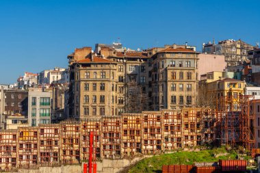 Bir yerleşim bölgesinde inşaat alanı. Taksim İstanbul, Türkiye 'de kentsel dönüşüm ve yeni binalar