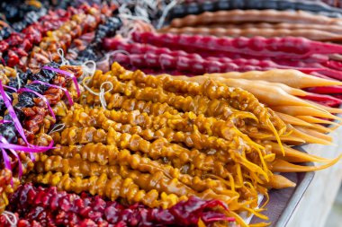 Gürcistan 'da sokak satıcıları tarafından satılan ve sergilenen çeşitli renkli Churchkhela tabloları. Seyahat