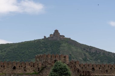 Mtskheta 'daki Jvari Manastırı manzarası. Georgia 'ya git. Din