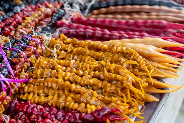 Gürcistan 'da sokak satıcıları tarafından satılan ve sergilenen çeşitli renkli Churchkhela tabloları. Seyahat