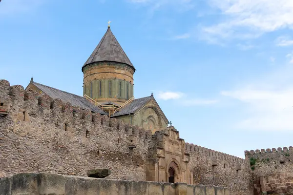 Svetitskhoveli Katedrali 11. yüzyılda Mtskheta şehrinde inşa edilmiştir. Gürcistan 'da seyahat
