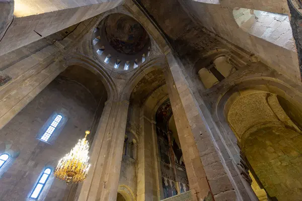 Gürcistan 'ın tarihi Mtskheta kasabasındaki Svetitskhoveli Ortodoks Hıristiyan Katedrali' nin içi. Din
