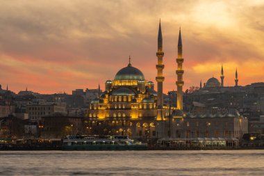 Günbatımında Boğaz 'daki Yeni Cami. İstanbul manzarası çok güzel. Seyahat