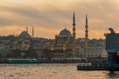 Günbatımında Boğaz 'daki Yeni Cami. İstanbul manzarası çok güzel. Seyahat