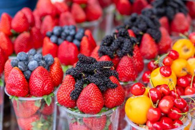 Bir markette satılık böğürtlen konteynırları. Sağlıklı meyve