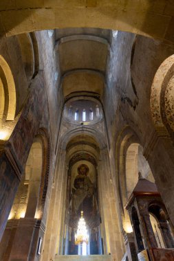 Gürcistan 'ın tarihi Mtskheta kasabasındaki Svetitskhoveli Ortodoks Hıristiyan Katedrali' nin içi. Din