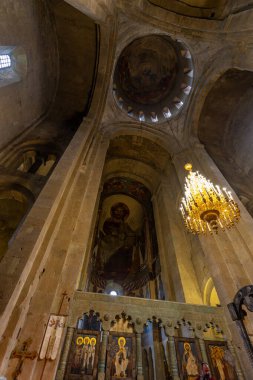 Gürcistan 'ın tarihi Mtskheta kasabasındaki Svetitskhoveli Ortodoks Hıristiyan Katedrali' nin içi. Din