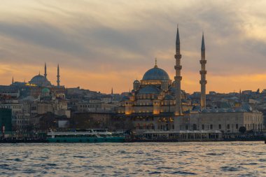 Günbatımında Boğaz 'daki Yeni Cami. İstanbul manzarası çok güzel. Seyahat
