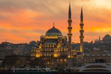 Günbatımında Boğaz 'daki Yeni Cami. İstanbul manzarası çok güzel. Seyahat
