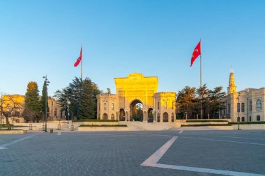 İstanbul Üniversitesi girişi ve eski bir otoman kapısı. Eğitim